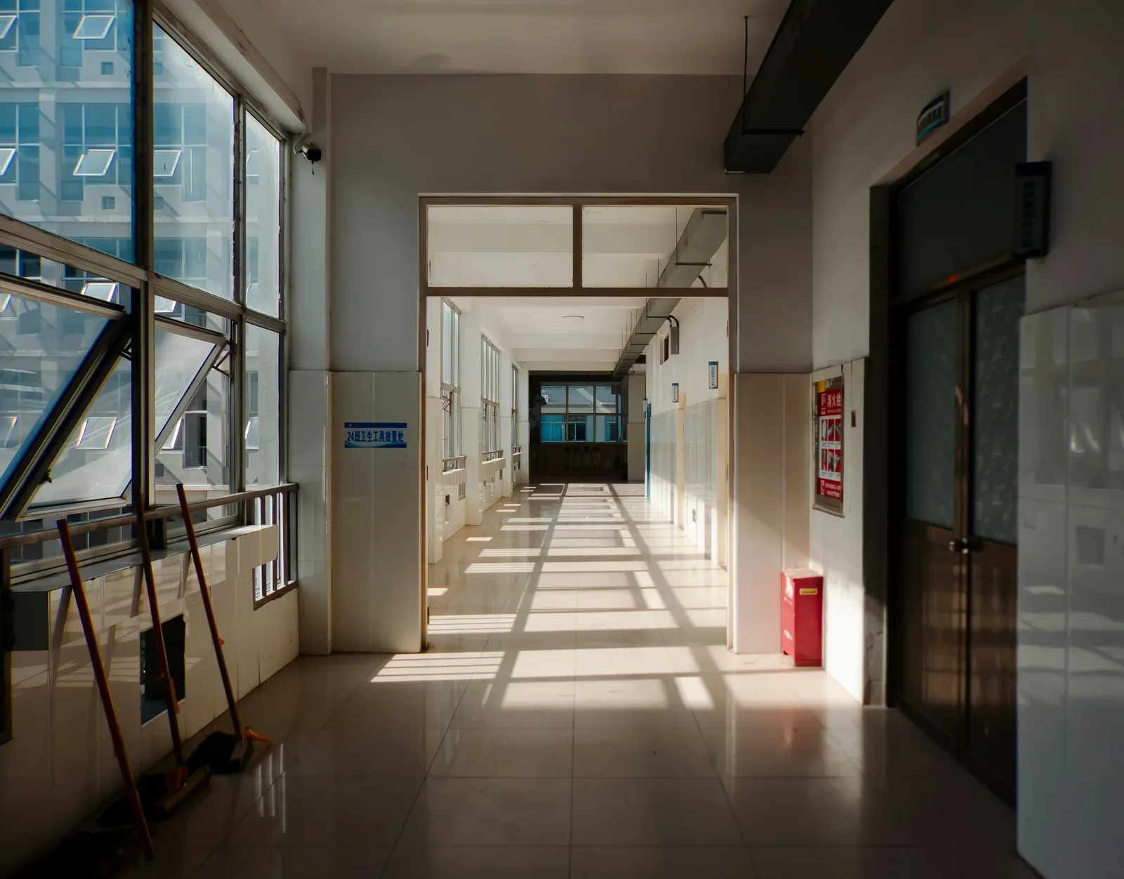 Pasillo de hospital iluminado por el sol de la tarde