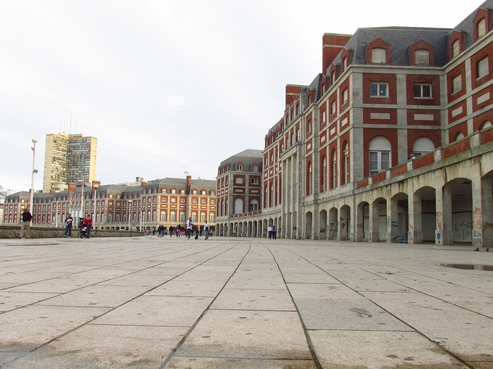 La Rambla de Mar del Plata con la recova del edificio del Casino
